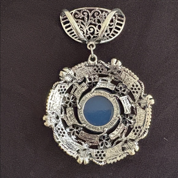 Elegant Blue Pendant Necklace, missing a stone on pendant - Picture 8 of 11